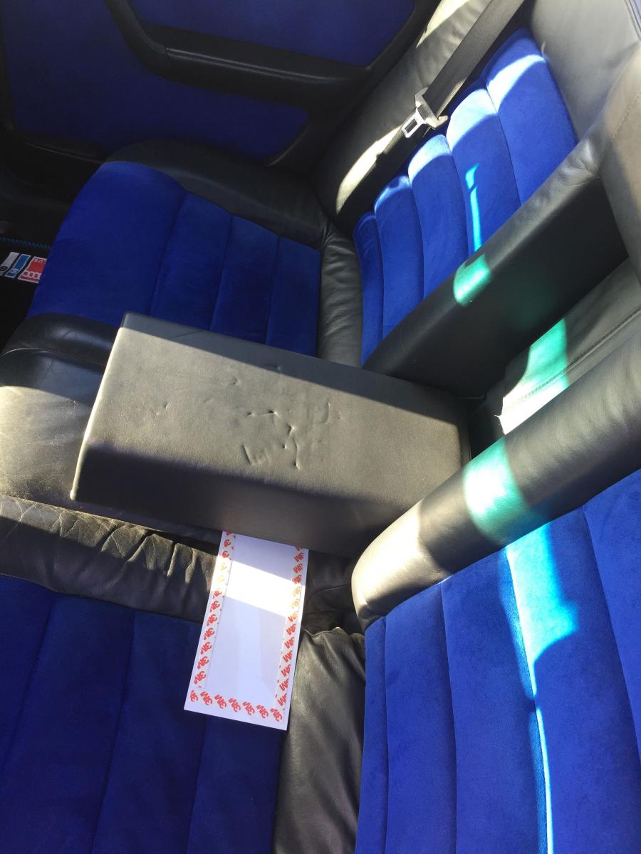 Интерьер Audi S6 Plus (4A, C4) 1996 года  (фото 27 из 58)